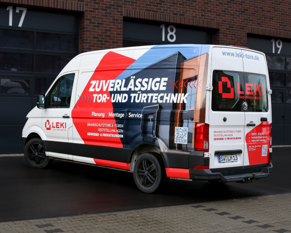 Firmenfahrzeug von LEKI – Tore Türen Service mit moderner Fahrzeugbeklebung für Tor- und Türtechnik, Montage, Wartung und Service.