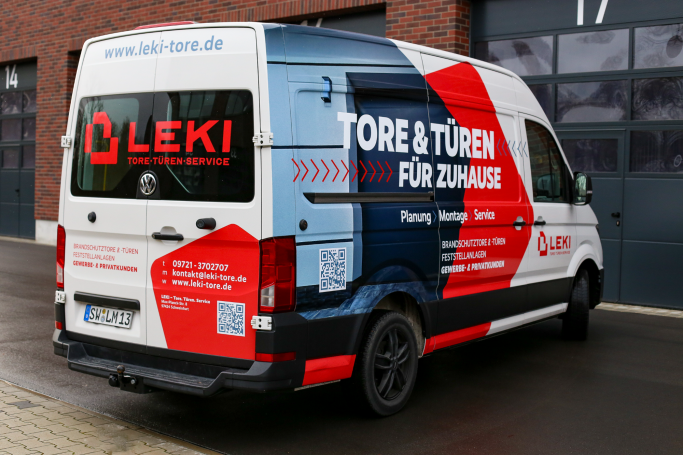 Servicefahrzeug von LEKI – Tore Türen Service mit Fahrzeugbeschriftung für Tore und Türen im Privatbereich, inklusive Planung, Montage und S
